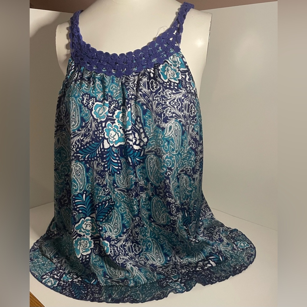 Apt. 9 BLUE/TEAL PAISLEY
SLEEVELESS TOP W/CROCHET TRIM & ELASTIC BOTTOM - SZ PXL